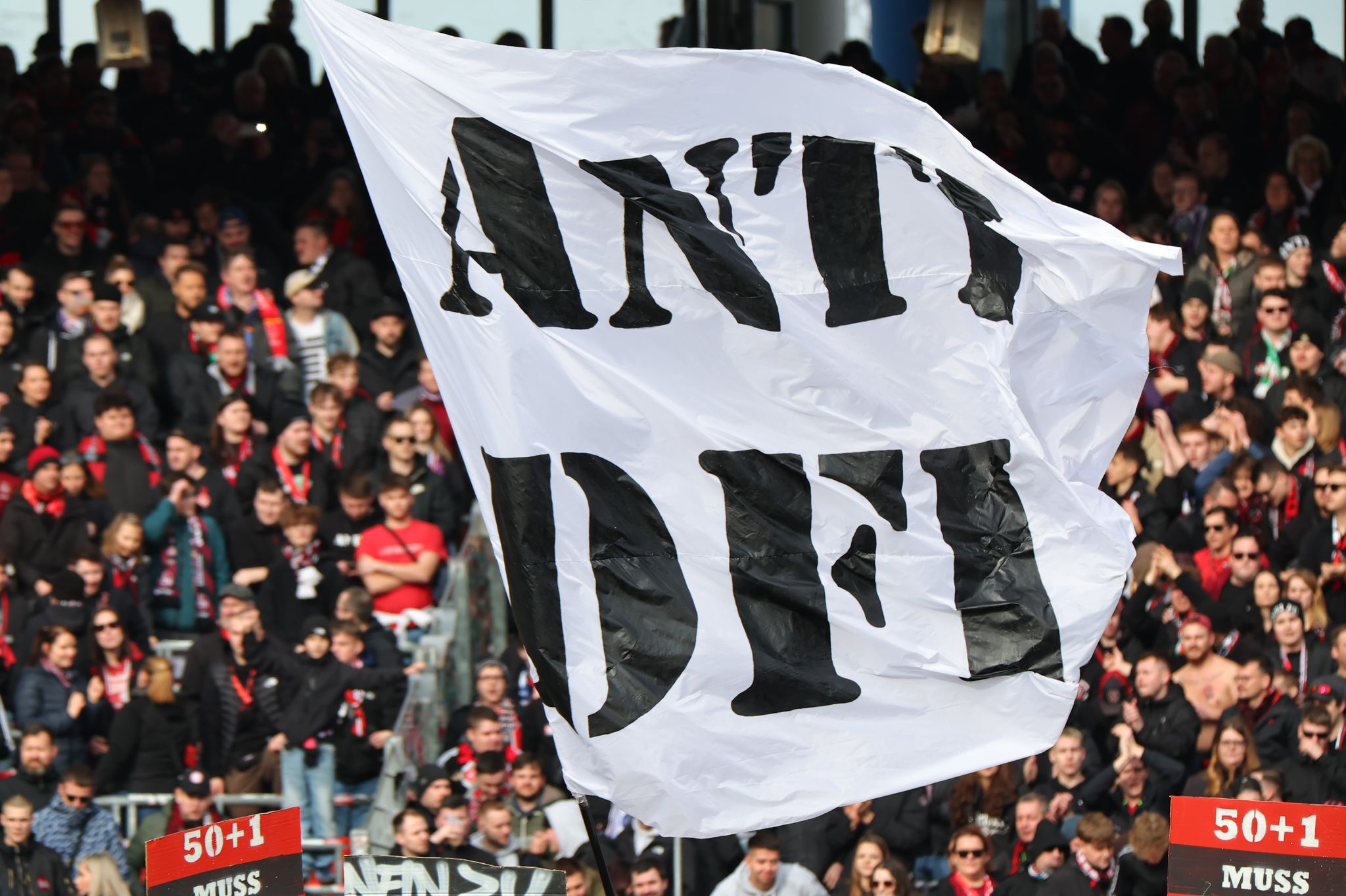 Erneute Proteste: Nürnberg-Fans im Stadion-Innenraum