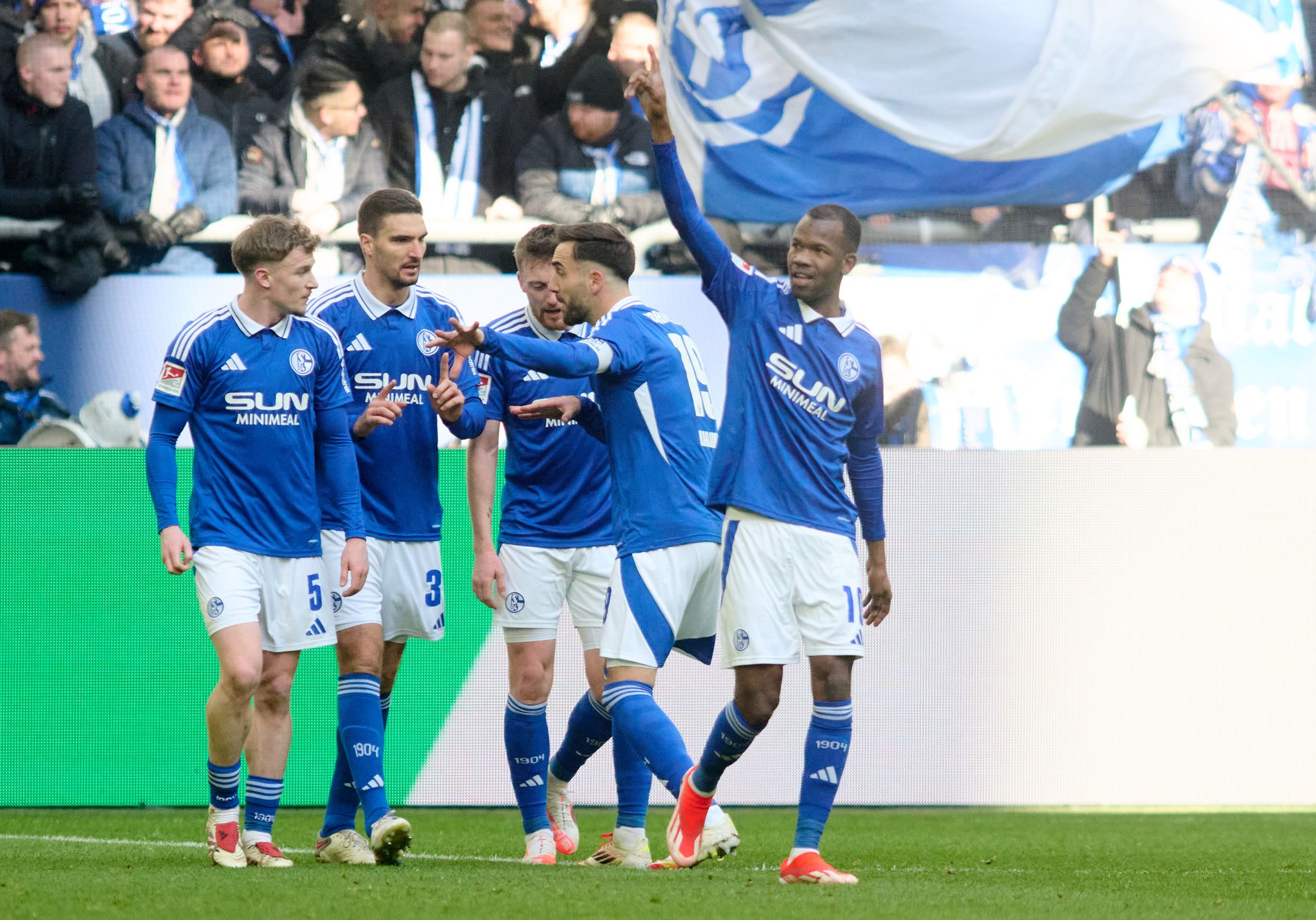 Schalke stoppt Abwärtstrend mit knappem Heimsieg