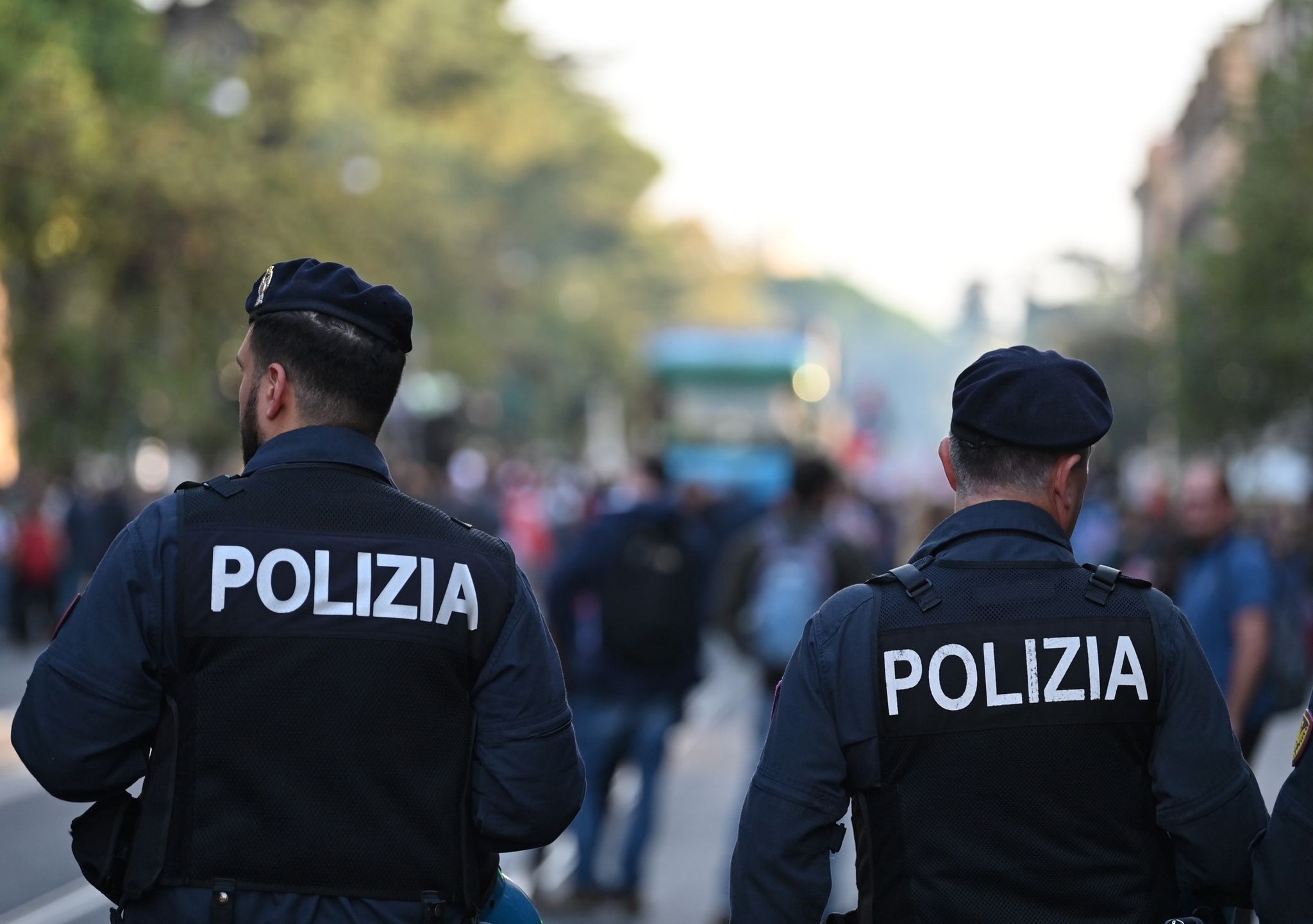 Fußball-Ultras stoppen fahrenden Zug: Elf Verletzte