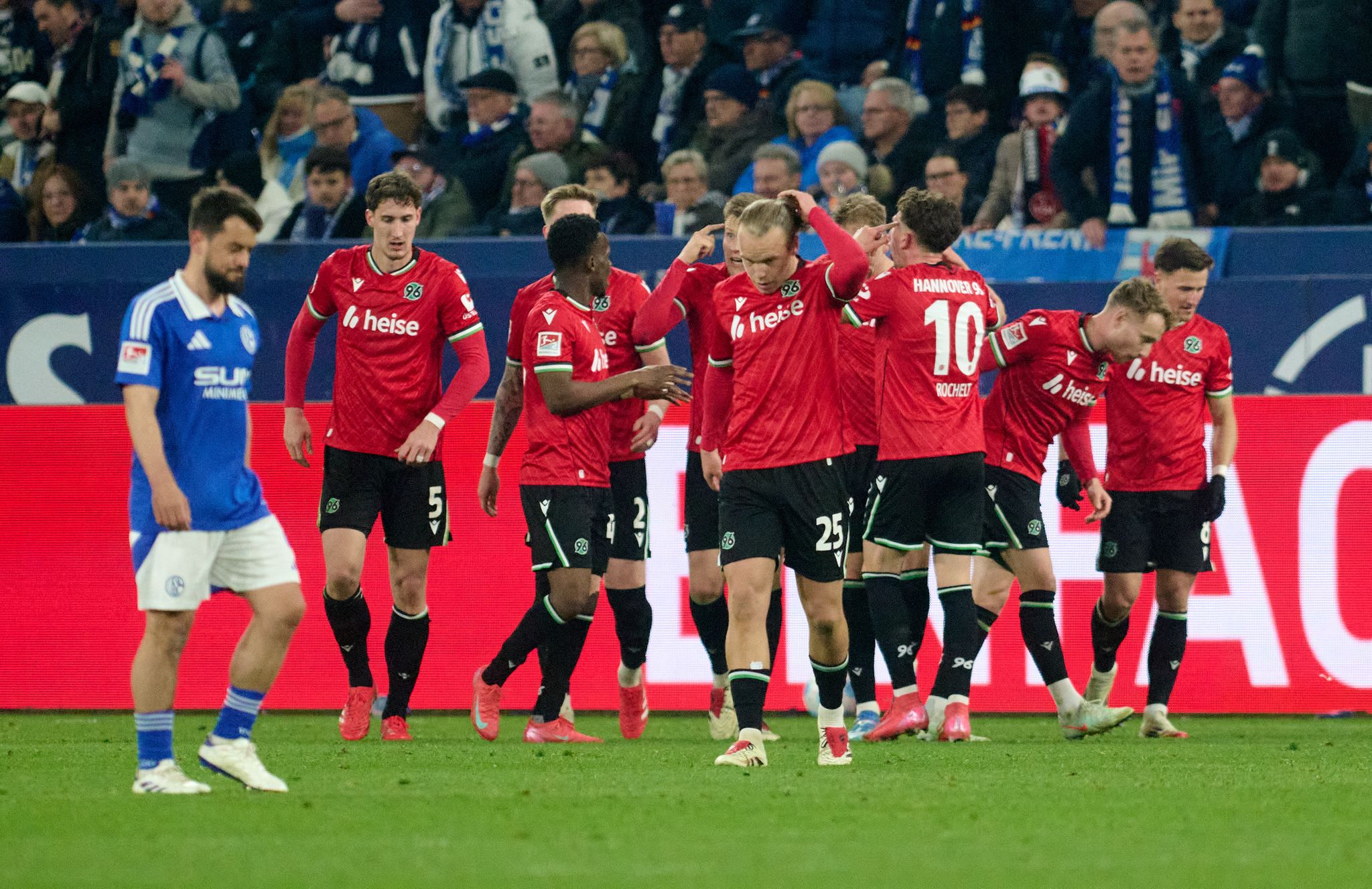 Mit zwei späten Toren: Hannover dreht Spiel auf Schalke