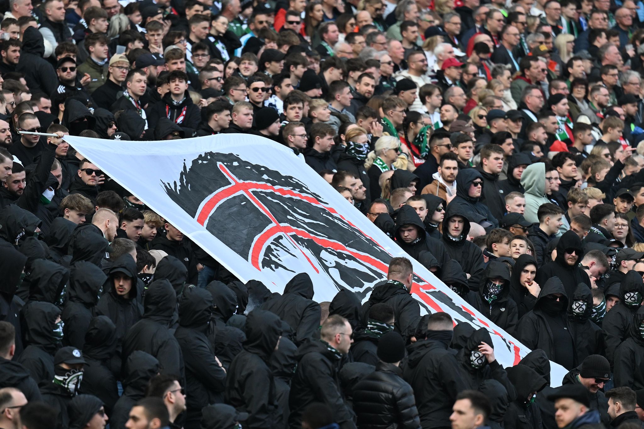 Nach Fadenkreuz-Plakat: Verfahren gegen Hannover-Fans