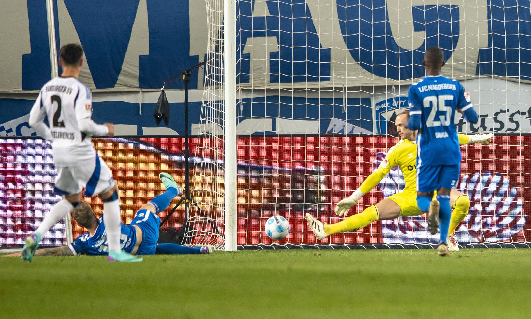 HSV weiter Spitze: 3:0 im Spitzenspiel in Magdeburg