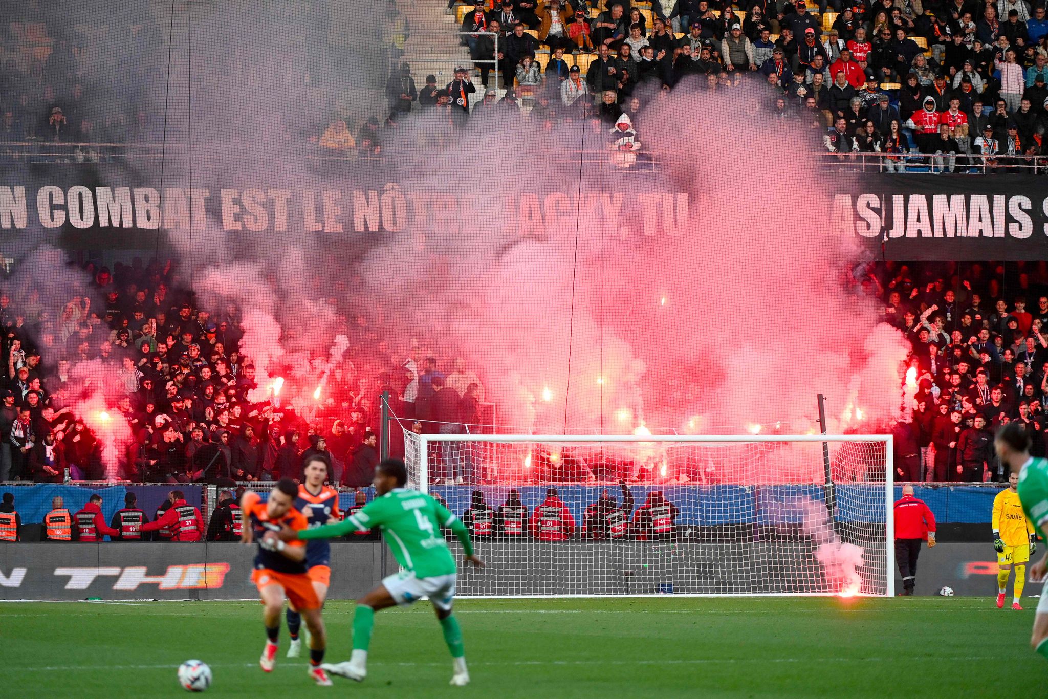 Pyro und fliegende Sitzschalen: Spielabbruch in Frankreich